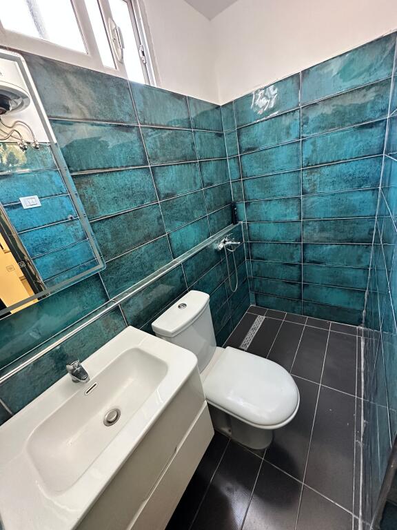 Shitet Garsioniere, afer Hotel Koloseut