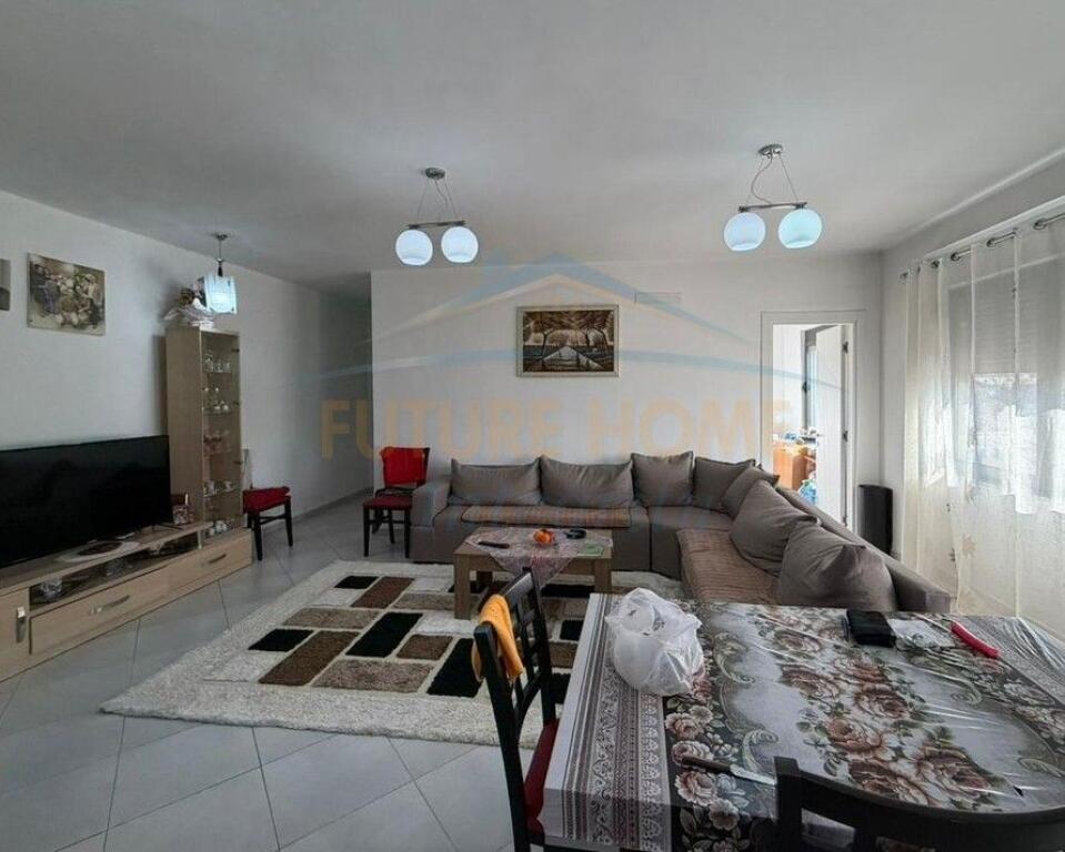 Shitet, Apartament 2+1+2, Ish Tregu Elektrik, Tiranë.