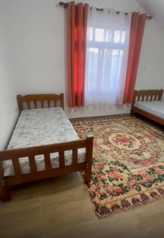 🏠Ne zonen e Ali Demit,Rr.Idriz Dollaku prane Ted’s Bar jepet me qera kati i III-te i nje vile2+1,i mobiluar. 400Euro     