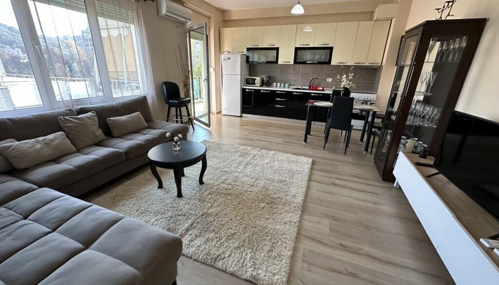 apartament 2+1 me qira tek kopshti Botanik.