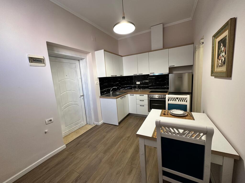 Shitet Garsioniere, afer Hotel Koloseut