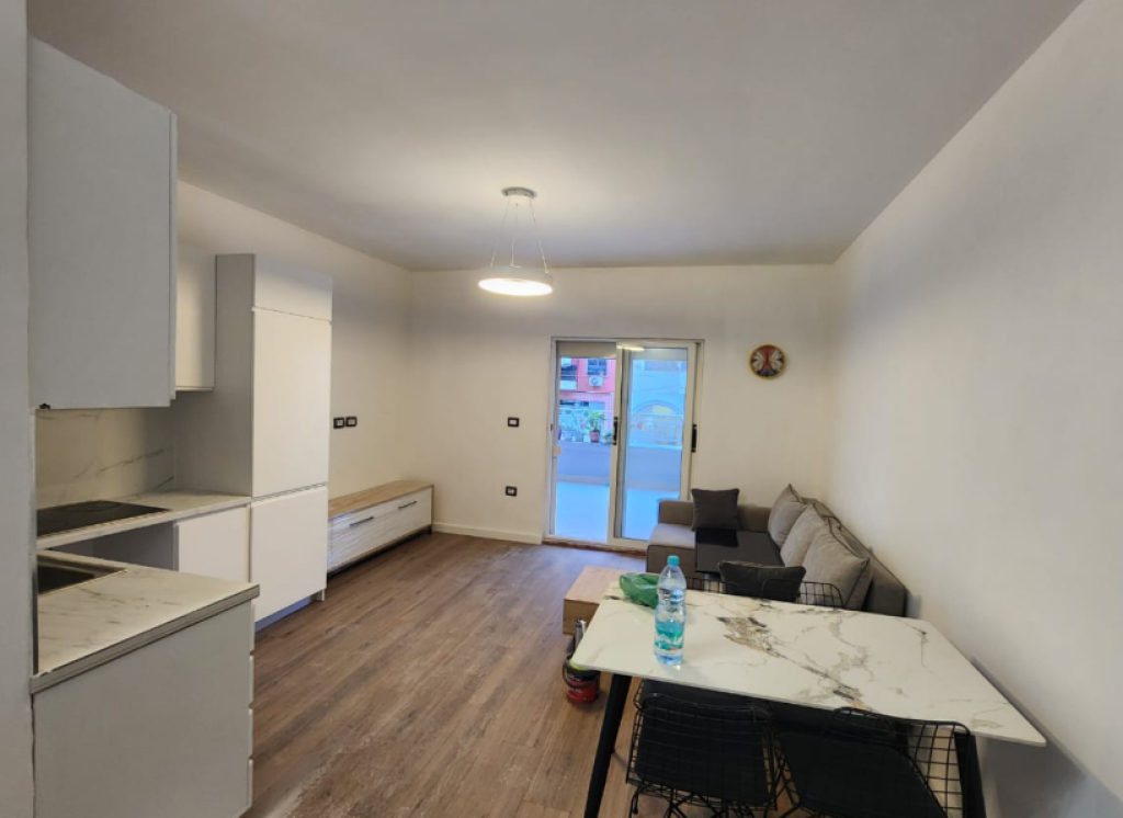 🏡 Apartment 1+1 with Veranda – Paris Commune, near the Roundabout