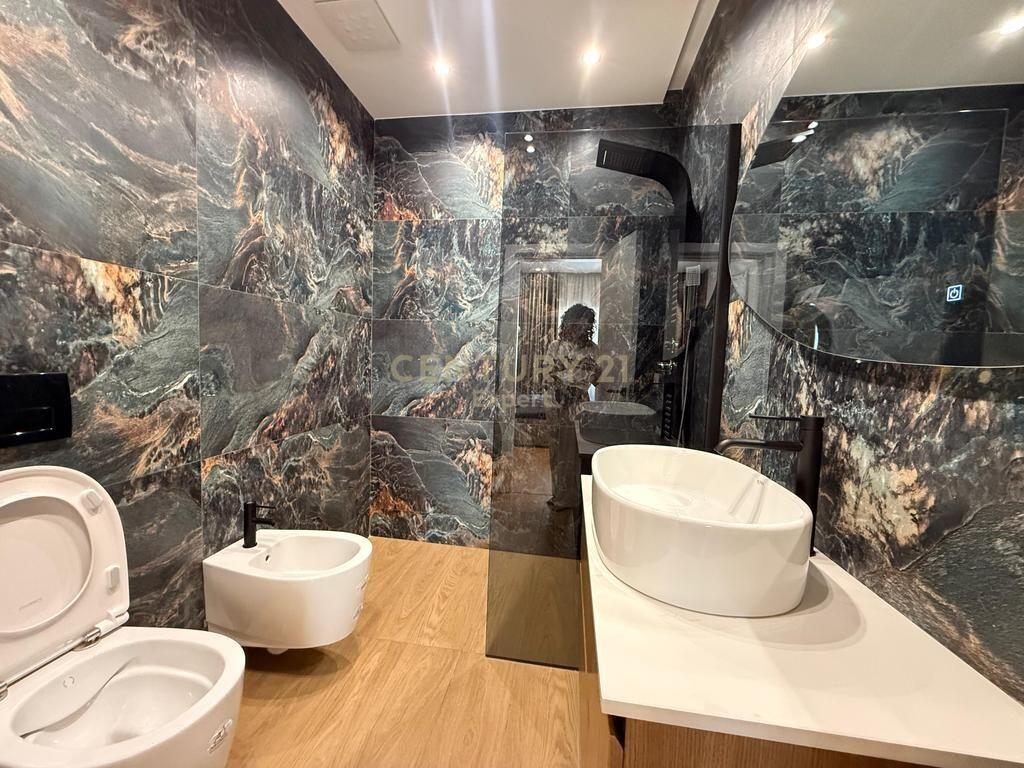 APARTAMENT MODERN 2+1+2 &amp; POST PARKIMI PER QIRA TEK GALERIA, QENDER !!