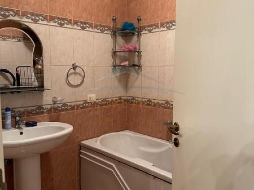 Shitet, Apartament 2+1+2, Stacioni i Trenit