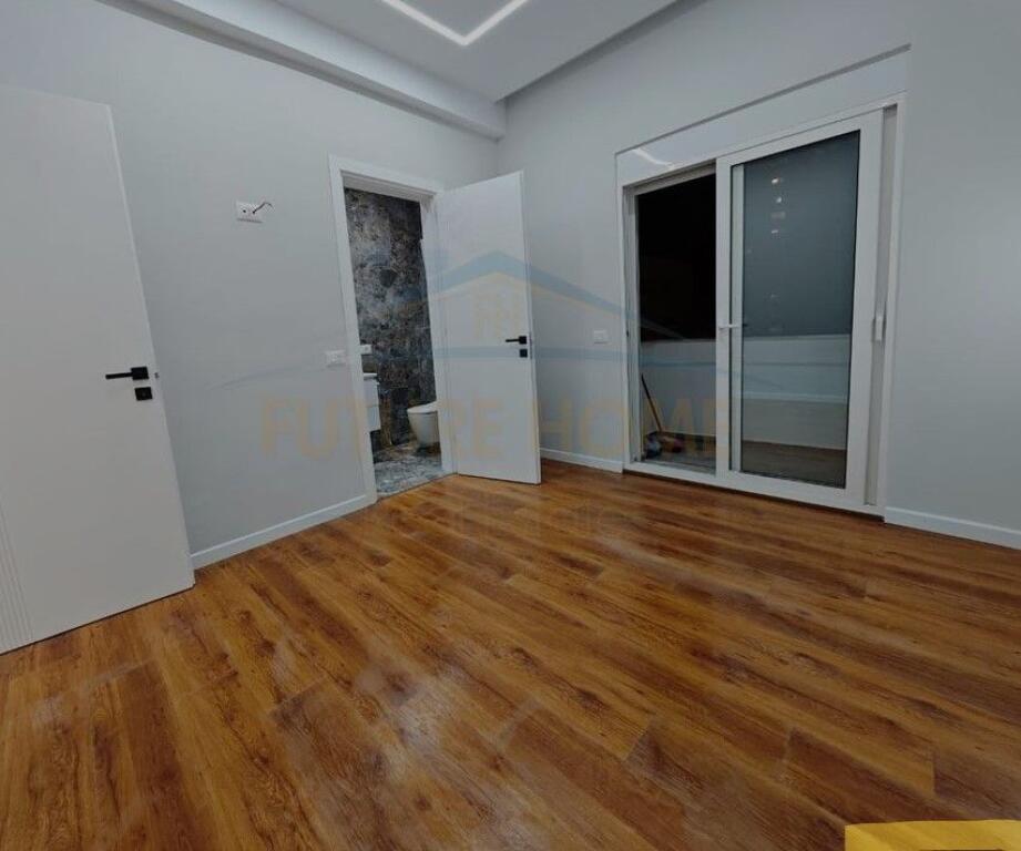 Shitet, Apartament 2+1+2+2, Bulevardi Kryesor, Durres