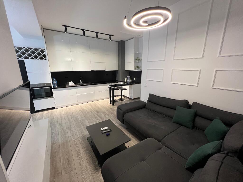 📣 SHITET SUPER Apartament 2+1 Me Ballkon 📍 Kompleksi Mangalem 21 , Ali Dem ✨   🏢 Ndertim i Ri  🪜 Kati 2 (Me Ashensor)  📐 Siperfaqe 88 m2  🧭 Orientim Lindje  🛋️ Mobiluar Me Kushte Bashkekohore  📂 Me Hipoteke  ✅ Mundesi Blerje Me KREDI   💶 Cmimi 145 milion leke