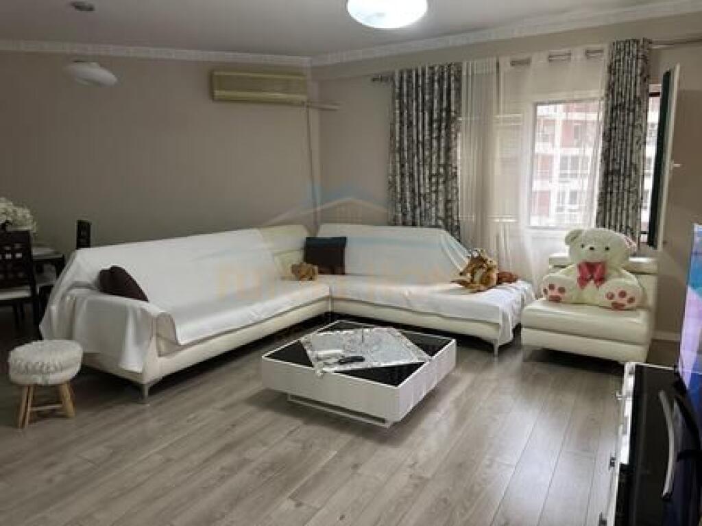 Shitet, Apartament 2+1+2, Stacioni i Trenit