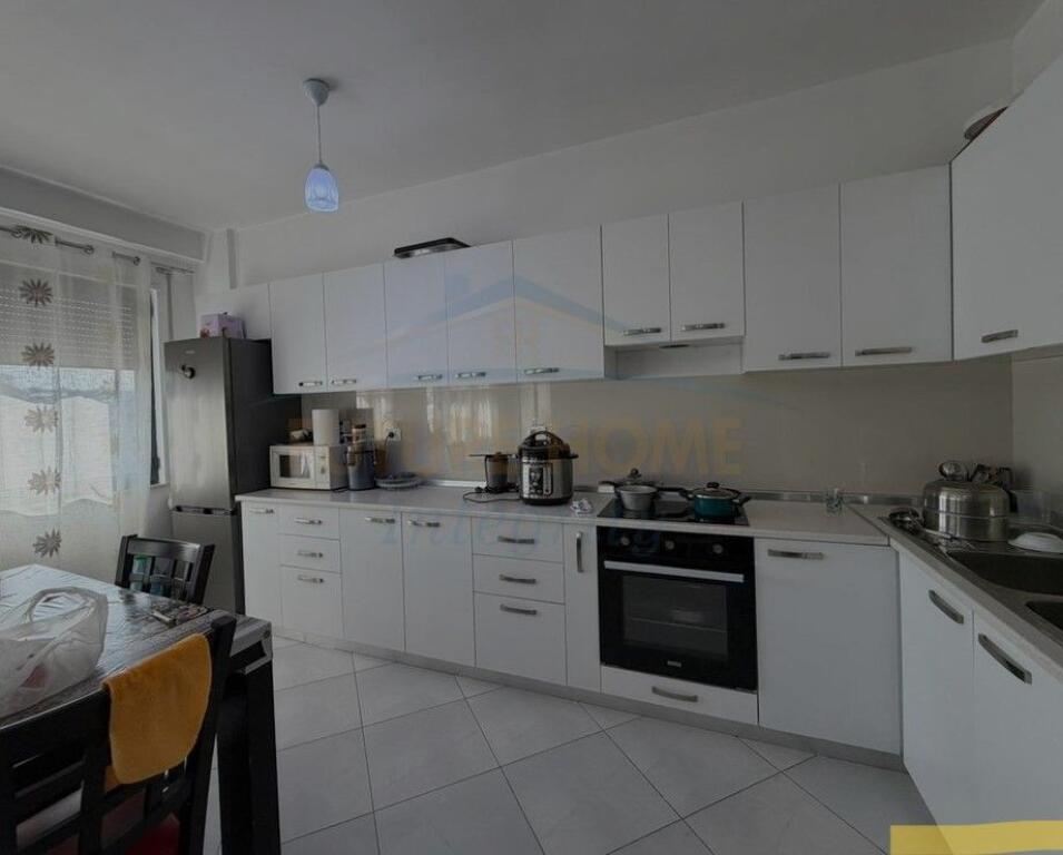 Shitet, Apartament 2+1+2, Ish Tregu Elektrik, Tiranë.