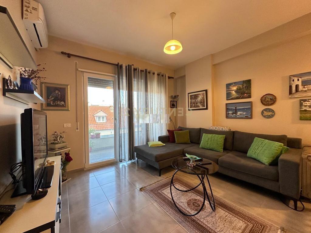 VENDESI APPARTAMENTO 1+1 NEL COMUNE DI PARIS