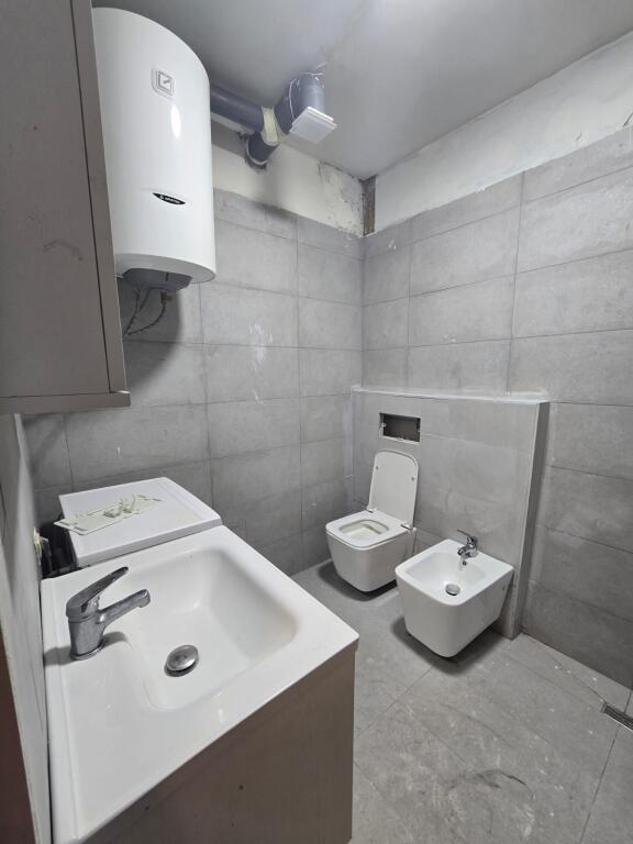 Garsonere me qira Selit prane xhamis