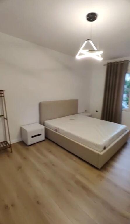 Jepet me qera apartament 1+1 Rruga Kavajes 550Euro