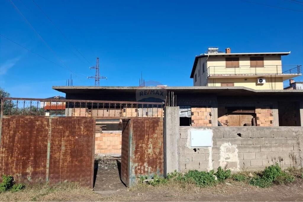 🏡 Shtëpi Private për Shitje – Rruga Osman Haxhiu, Vlorë
