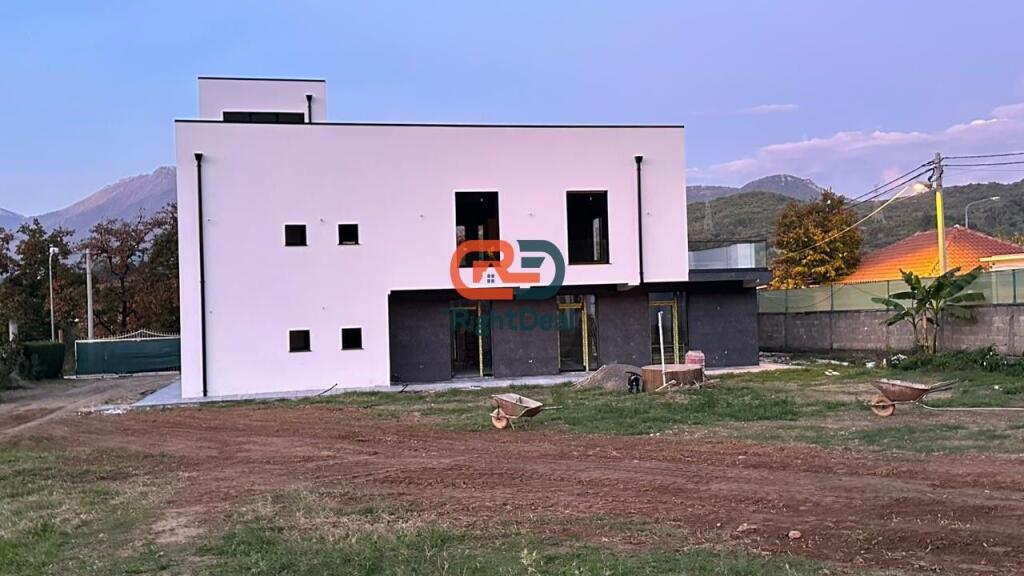 In Berzhite, Multifunctional Building and 3600 m2 Land for Rent, Ideal for Investment!!!