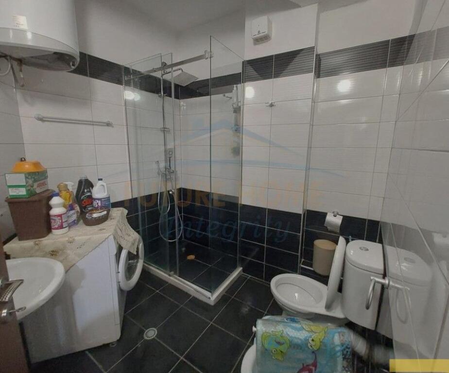 Shitet, Apartament 1+1+2 Ballkone, Materniteti i Ri, Tiranë.