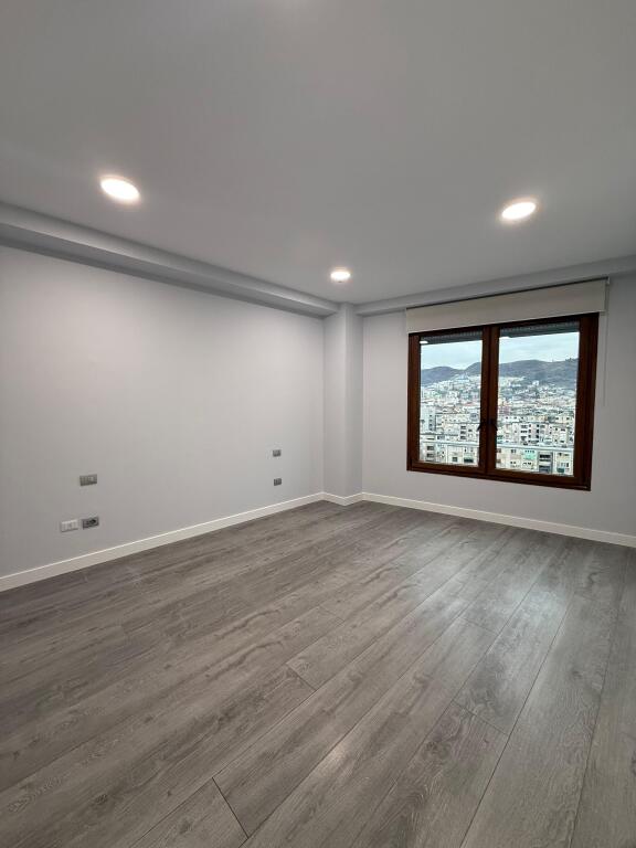 Ambient zyre per qira 200m2 , prane Delijorgjit