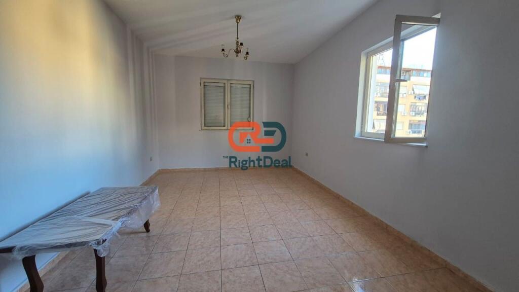 Prane Medrese, jepet me qera apartament 2+1 !!!