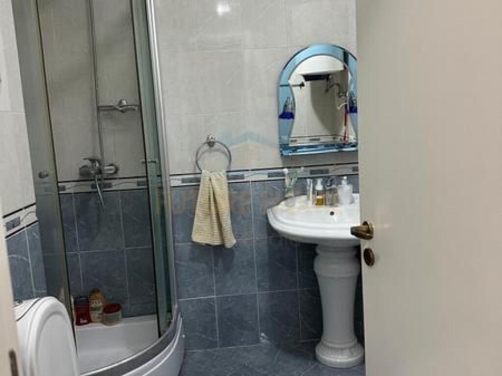 Shitet, Apartament 2+1+2, Stacioni i Trenit