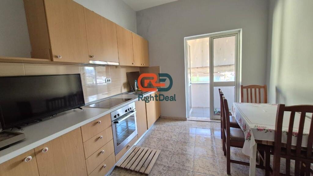 Prane Medrese, jepet me qera apartament 2+1 !!!