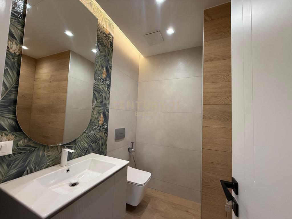 APARTAMENT MODERN 2+1+2 &amp; POST PARKIMI PER QIRA TEK GALERIA, QENDER !!