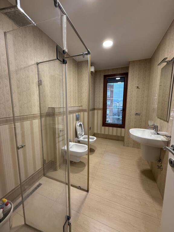 Jepet ambjent zyre me qira, prane Delijorgjit