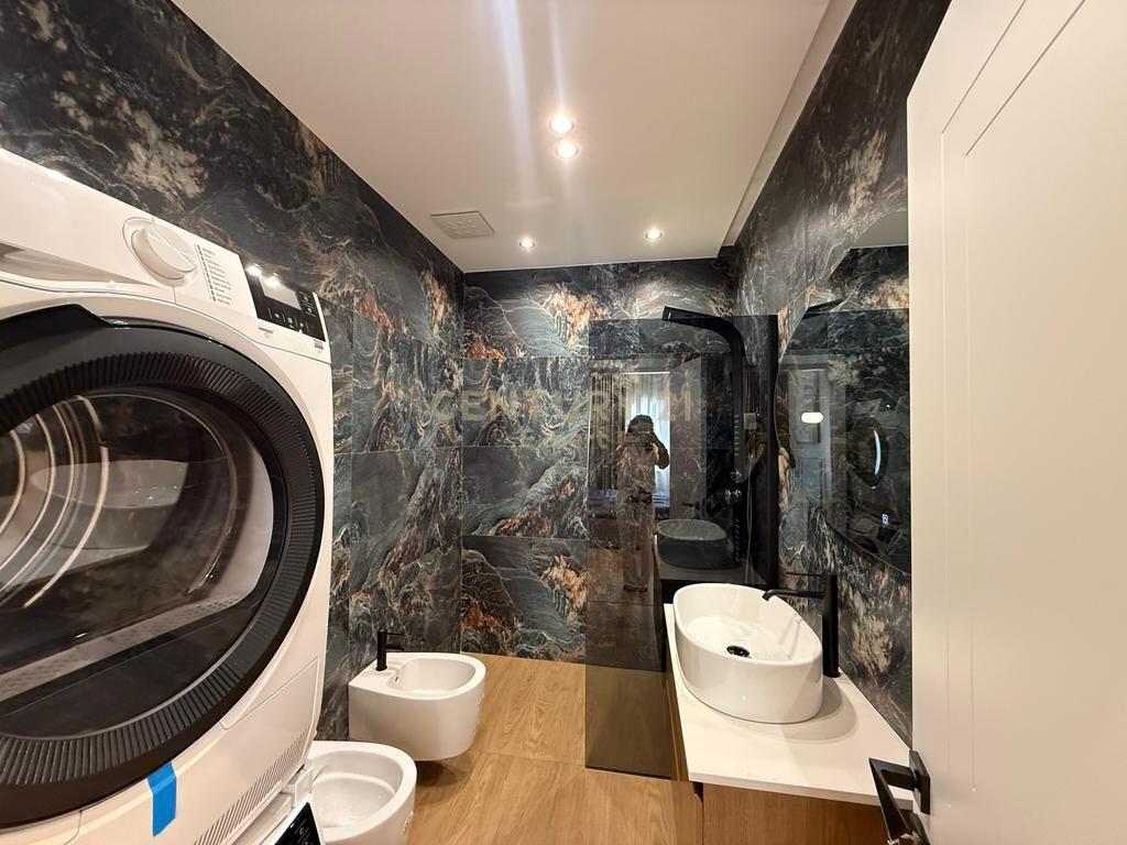 APARTAMENT MODERN 2+1+2 &amp; POST PARKIMI PER QIRA TEK GALERIA, QENDER !!