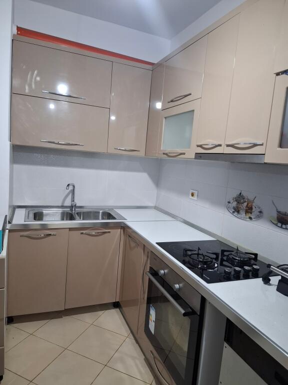 Apartament 1+1 i Mobiluar – Përballë Shkollës "Ibrahim Rugova", Kamëz