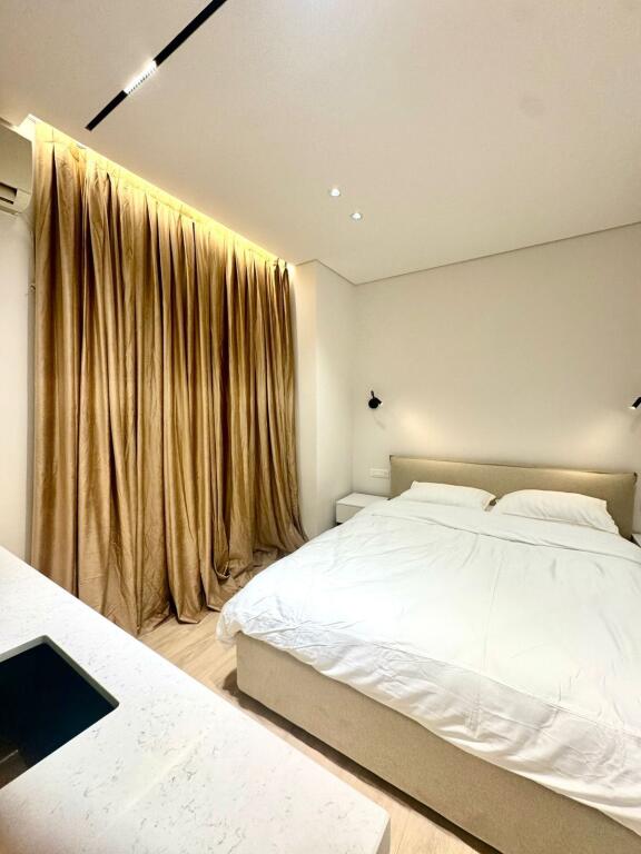 Jepen me qira 2 super Studio, Qender