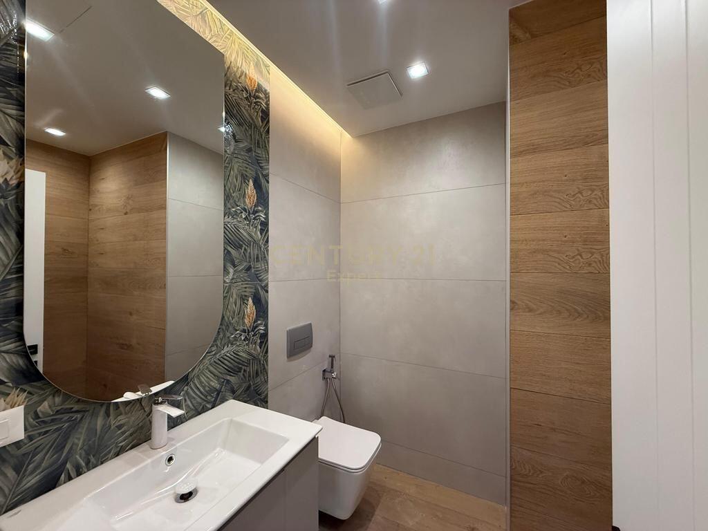 APARTAMENT MODERN 2+1+2 &amp; POST PARKIMI PER QIRA TEK GALERIA, QENDER !!