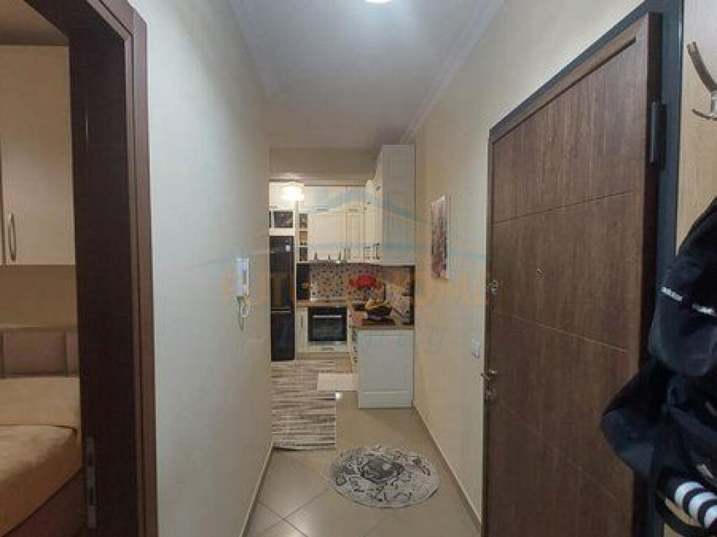 Shitet, Apartament 1+1+2 Ballkone, Materniteti i Ri, Tiranë.