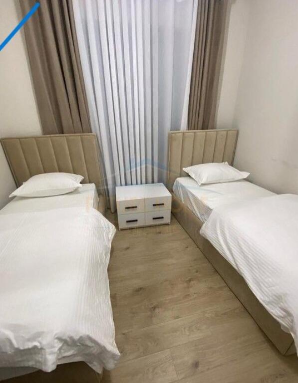 Qera Apartament 2+1+2+2 Poste Parkimi, ne  Qender, Tirane