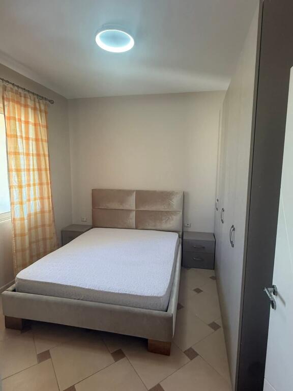 🏡 Apartament me qera 2+1 – Tek Tregu Ushqimor, pranë Pallatit me Shigjeta