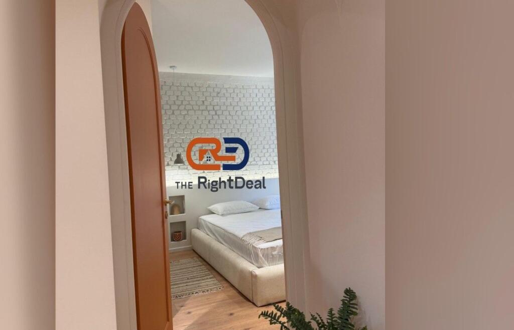 Ne Zonen E Myslym Shyrit, Jepet Me Qira Super Apartament Luksoz 2+1 !!