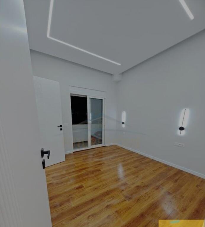 Shitet, Apartament 2+1+2+2, Bulevardi Kryesor, Durres