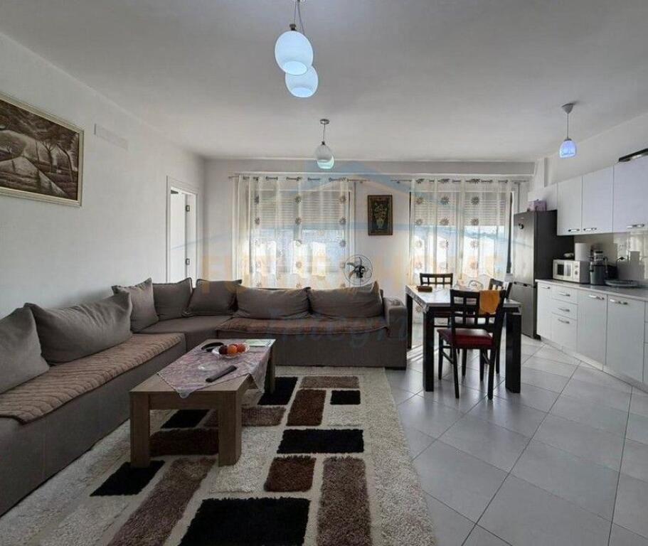 Shitet, Apartament 2+1+2, Ish Tregu Elektrik, Tiranë.