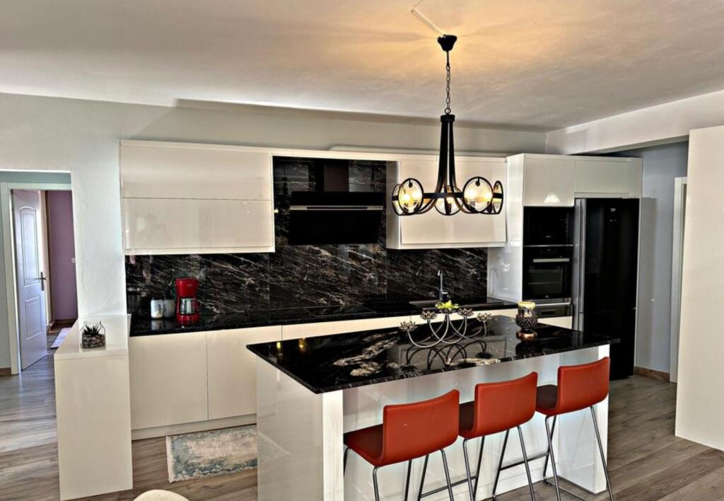 🌟 3+1+3 për Shitje – Apartament Luksoz në Sarandë