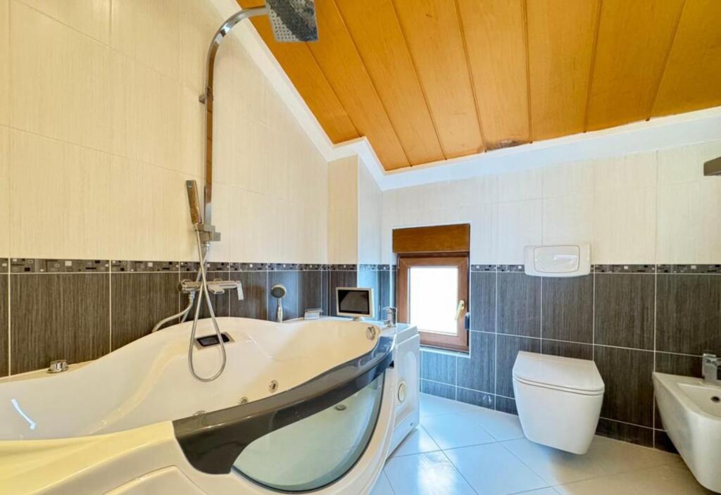 VILË MODERNE ME QIRA NË REZIDENCËN COLOMBO 2, PRANË TEG 3+1+3 | 3 Poste Parkimi | 2,500 € / muaj