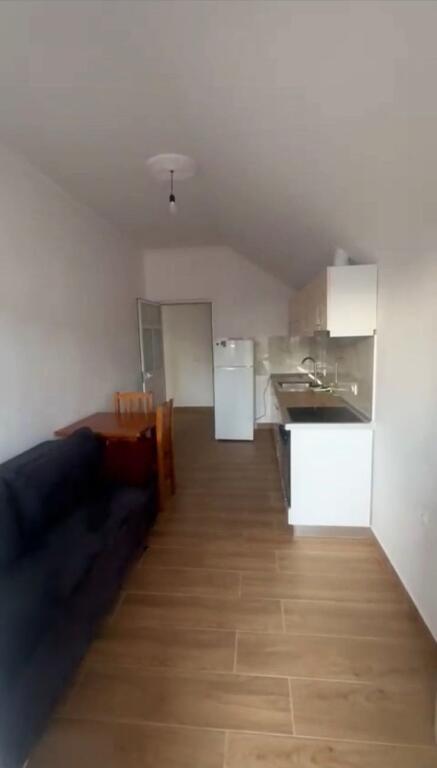 🏠Ne zonen e Ali Demit,Rr.Idriz Dollaku prane Ted’s Bar jepet me qera kati i III-te i nje vile2+1,i mobiluar. 400Euro     