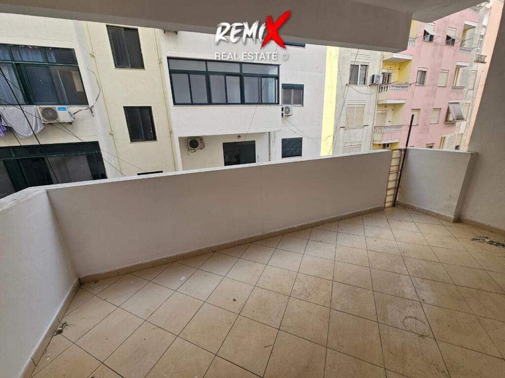JEPET ME QERA APARTAMENT 2+1 PRANE KQZAZIT DURRES