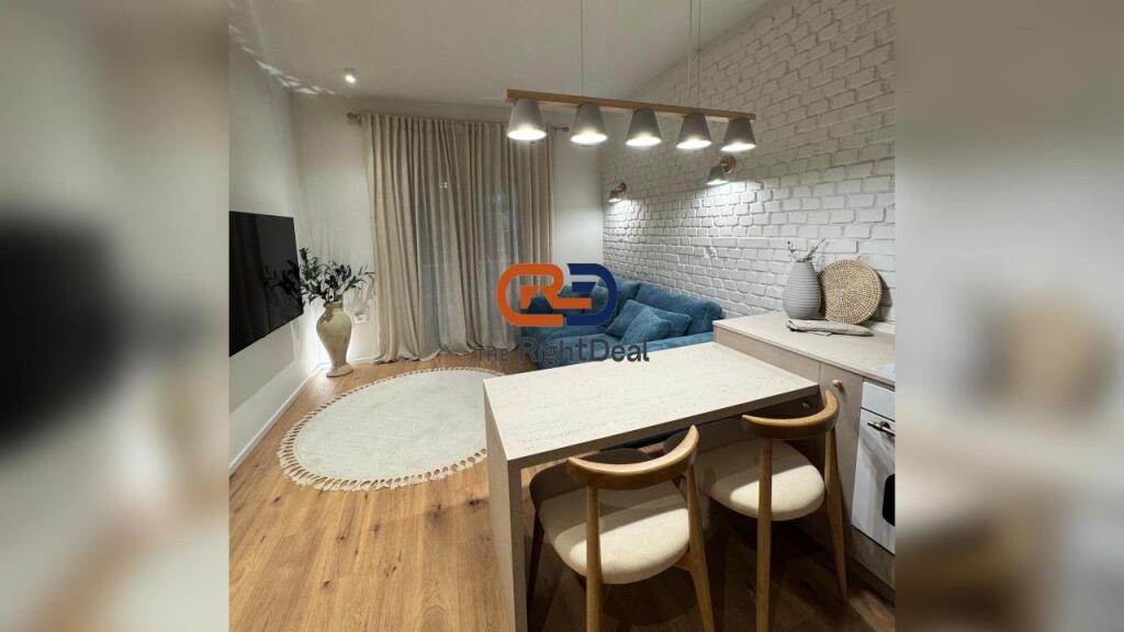 Ne Zonen E Myslym Shyrit, Jepet Me Qira Super Apartament Luksoz 2+1 !!