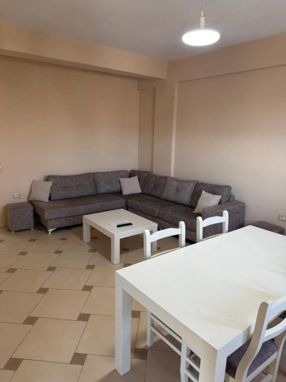 🏡 Apartament me qera 2+1 – Tek Tregu Ushqimor, pranë Pallatit me Shigjeta