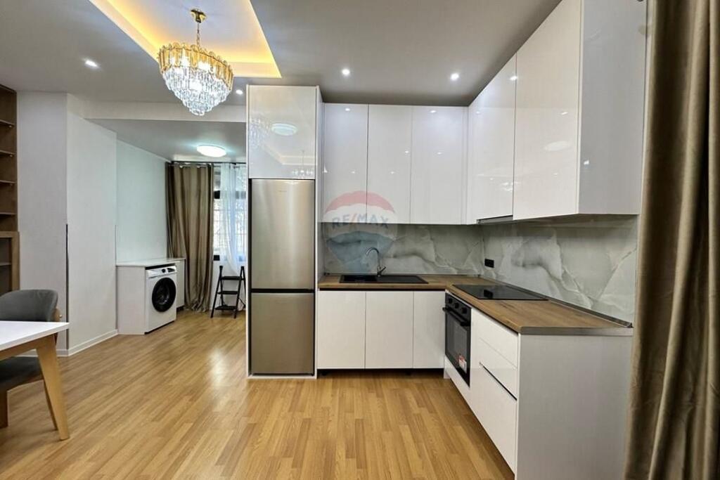 Apartament - Për Qira - 9 Katëshet, Tiranë