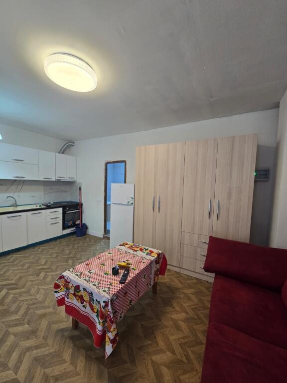 Garsonere me qira Selit prane xhamis