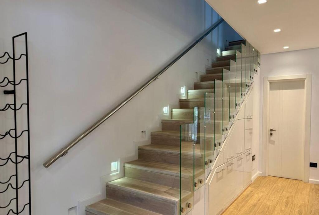 VILË MODERNE ME QIRA NË REZIDENCËN COLOMBO 2, PRANË TEG 3+1+3 | 3 Poste Parkimi | 2,500 € / muaj