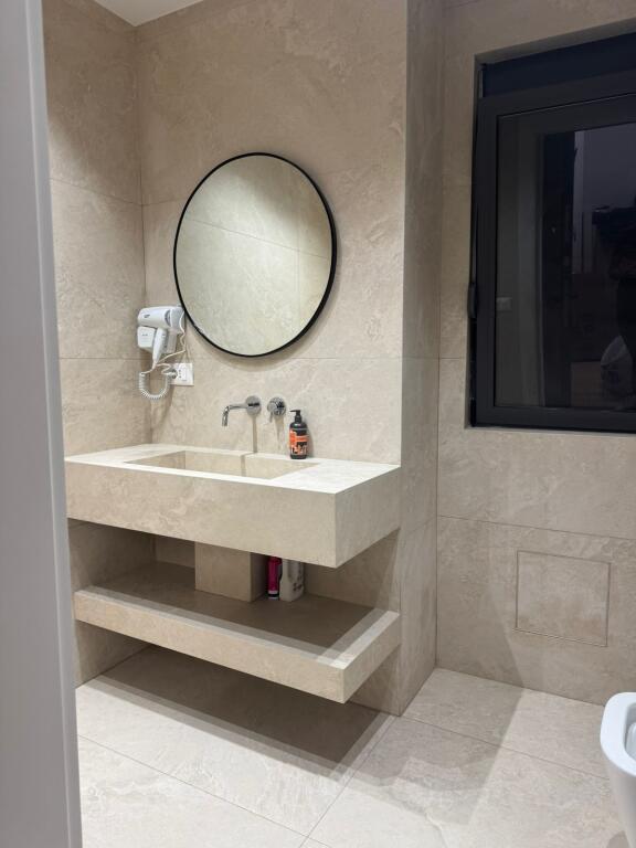 Jepen me qira 2 super Studio, Qender