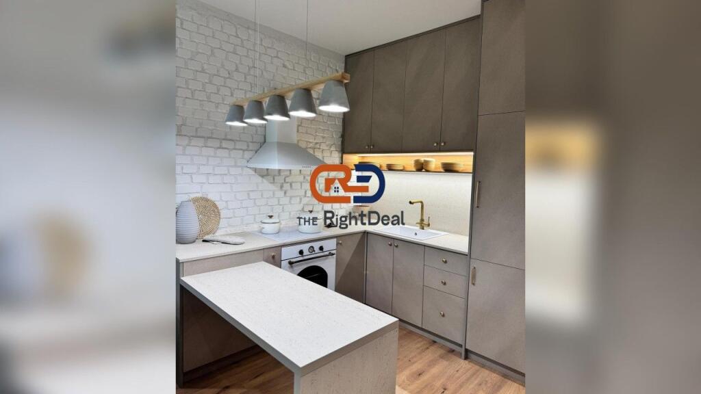 Ne Zonen E Myslym Shyrit, Jepet Me Qira Super Apartament Luksoz 2+1 !!