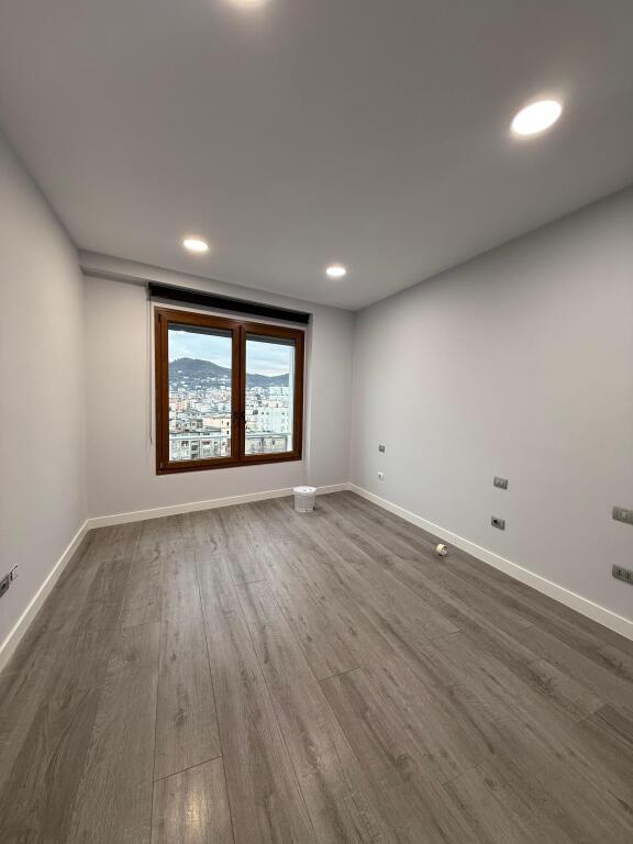 Ambient zyre per qira 200m2 , prane Delijorgjit