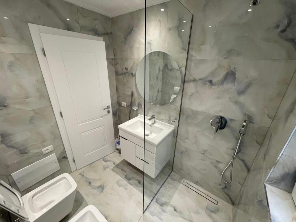 Apartament 2+1+2 tualete plus poste parkimi per qera,Kompleksi Colombo Liqeni i Thate