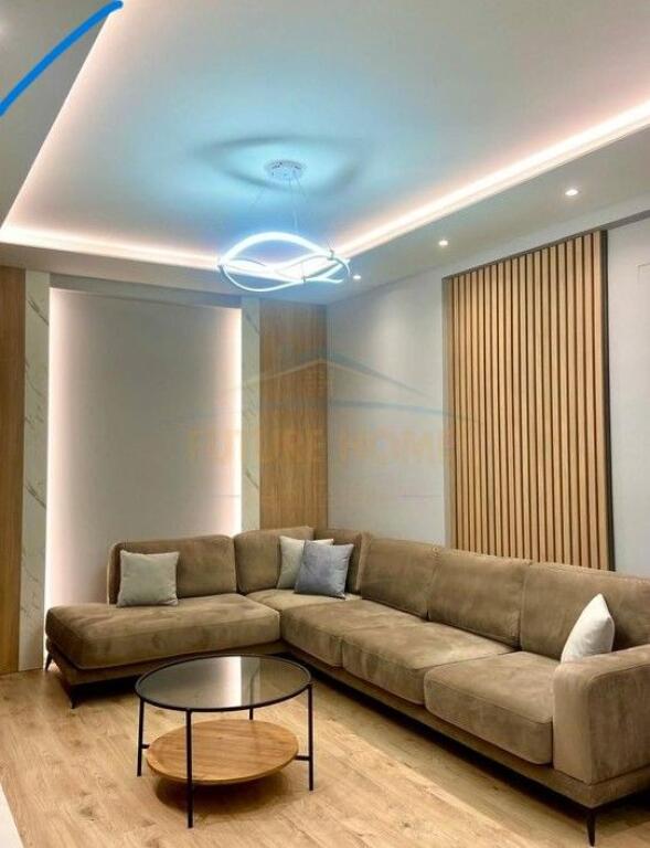 Qera Apartament 2+1+2+2 Poste Parkimi, ne  Qender, Tirane