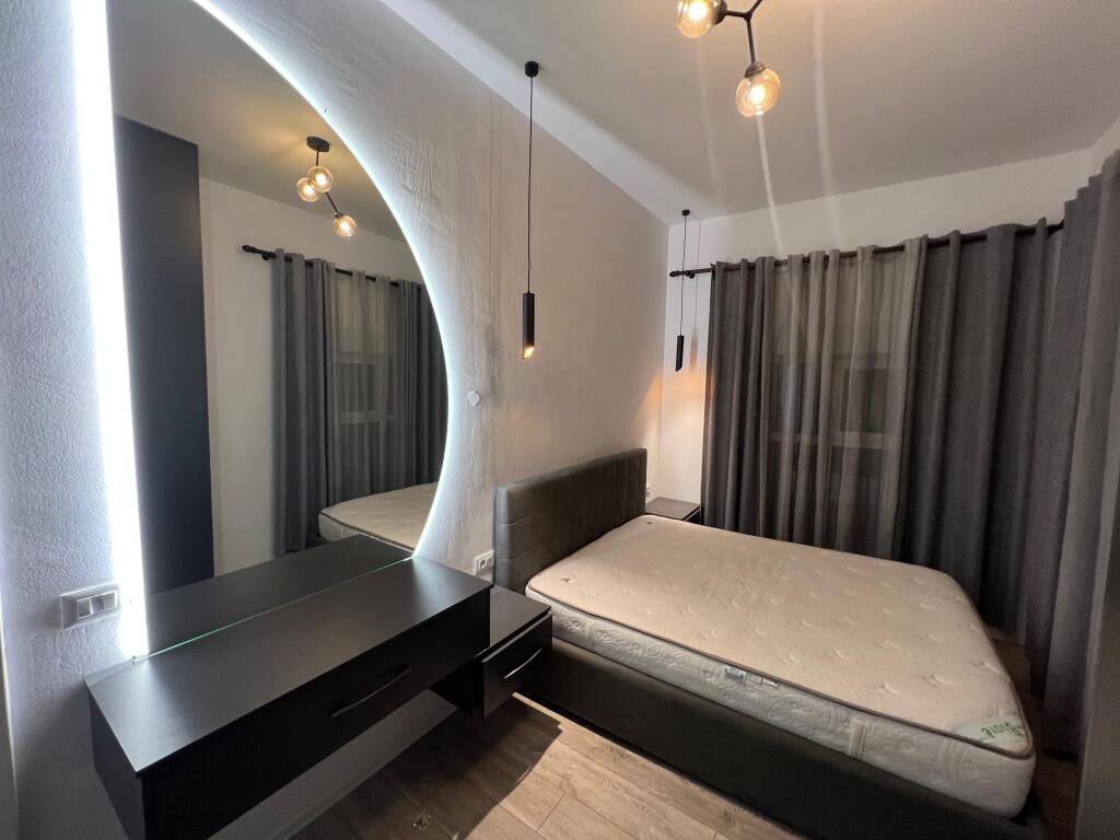 📣 SHITET SUPER Apartament 2+1 Me Ballkon 📍 Kompleksi Mangalem 21 , Ali Dem ✨   🏢 Ndertim i Ri  🪜 Kati 2 (Me Ashensor)  📐 Siperfaqe 88 m2  🧭 Orientim Lindje  🛋️ Mobiluar Me Kushte Bashkekohore  📂 Me Hipoteke  ✅ Mundesi Blerje Me KREDI   💶 Cmimi 145 milion leke