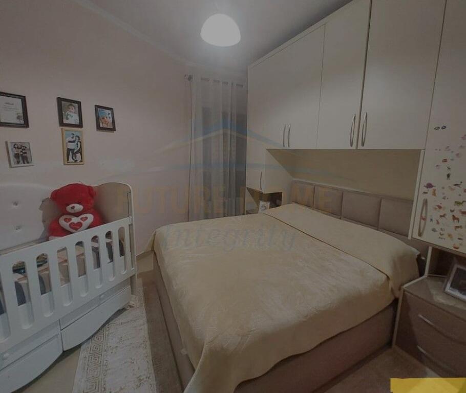 Shitet, Apartament 1+1+2 Ballkone, Materniteti i Ri, Tiranë.